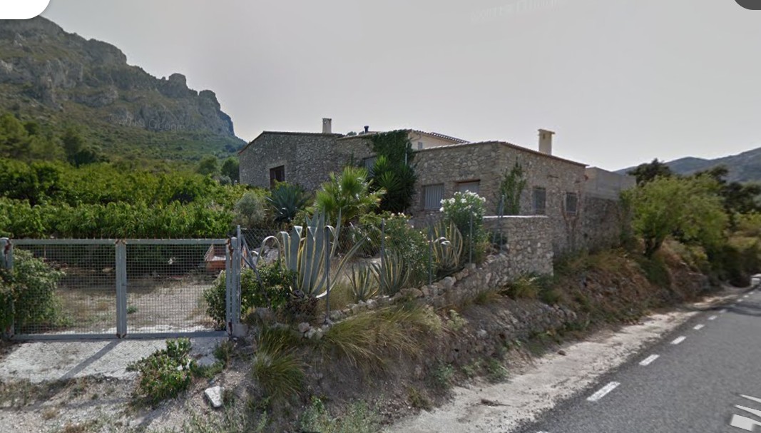 Fachada de la casilla